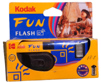 KODAK FUN FLASH KUTUSUNDA TEK KULLANIMLIK İÇERSİNDE FİLMİ BULUNAN FOTOGRAF MAKİNESİ CEK AT MODEL